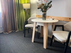 Habitación doble clásica, vista al jardín | Interior