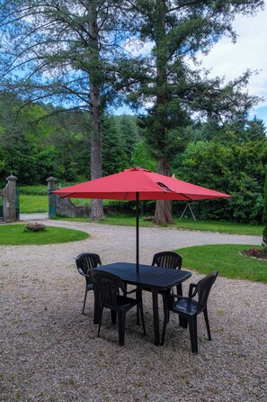 Outdoor dining - GITE IN THE HEART OF THE CEVENNES IDEAL FOR NATURE LOVERS (Génolhac)