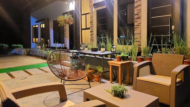 An outdoor seating area with wicker furniture, potted plants, and a table. - Romantic 1-bedroom apartment with AC in fantastic El Castillo (El Castillo)