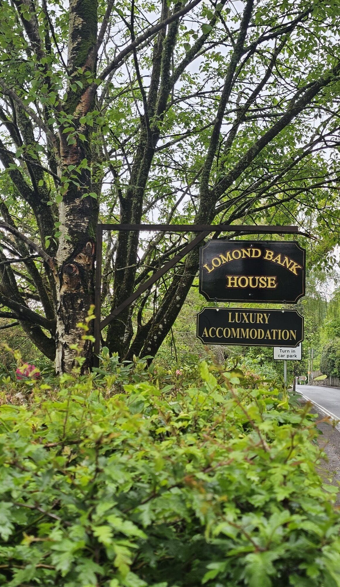 Skilt der angiver 'Lomond Bank House', en luksuriøs indkvartering.