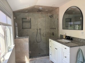 Dusche, Handtücher, Toilettenpapier