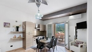 Una cocina moderna con comedor, sofá y vistas al exterior.