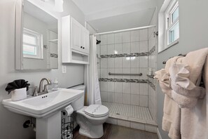 Een douche, een haardroger, handdoeken, zeep
