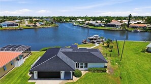 A residential area with houses, a marina, and a canal. - Waterfront beauty in Overbrook Gardens (Englewood)