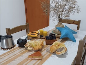 Dining - Comfort and Leisure in Guarujá. Wi-fi, swimming pool and garage (Guarujá)