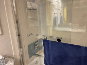 Bruser, hårtørrer, håndklæder, Toiletpapir