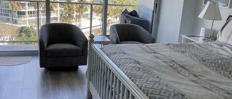 2 habitaciones, tabla de planchar con plancha, internet y ropa de cama
