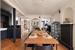 The kitchen and dining area - Spacious 3BR by the Seine - Saint-Germain (Paris)