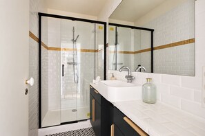 The bathroom - Spacious 3BR by the Seine - Saint-Germain (Paris)