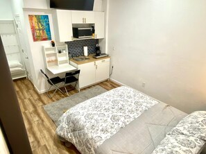 Tabla de planchar con plancha, wifi y ropa de cama