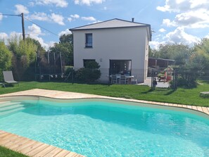 Outdoor pool, a heated pool - Heated swimming pool - House 8 pers - 500m from the beach (Saint-Cast-le-Guildo)