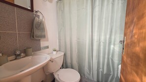 Maison Confort, patio, vue cour intérieure | Salle de bain