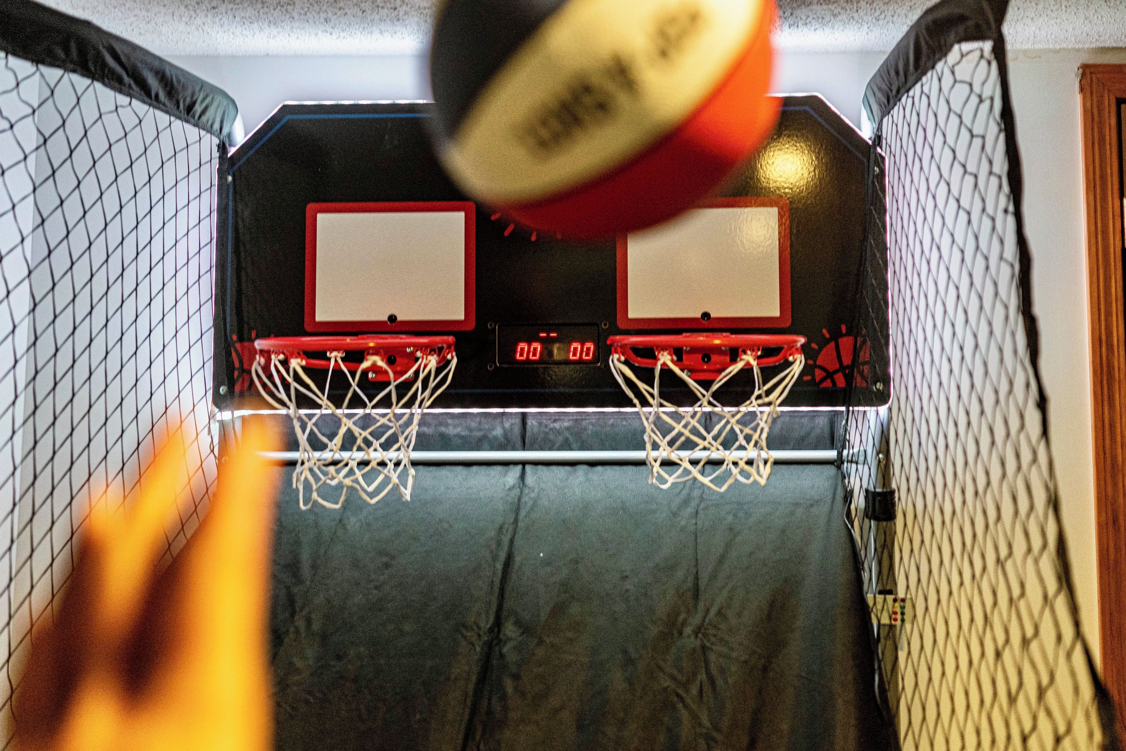 Een basketbalveld met twee korven en een scorebord.