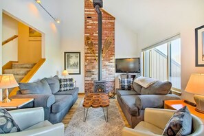 Living area - Mountain View Retreat Near Attitash & Story Land (Bartlett)