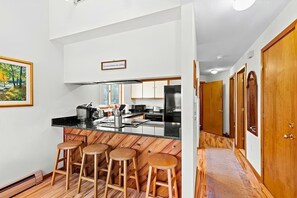 Private kitchen - Mountain View Retreat Near Attitash & Story Land (Bartlett)
