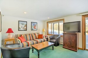 Living area - Mountain View Retreat Near Attitash & Story Land (Bartlett)