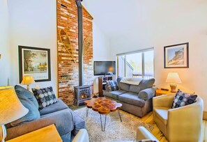 Living area - Mountain View Retreat Near Attitash & Story Land (Bartlett)