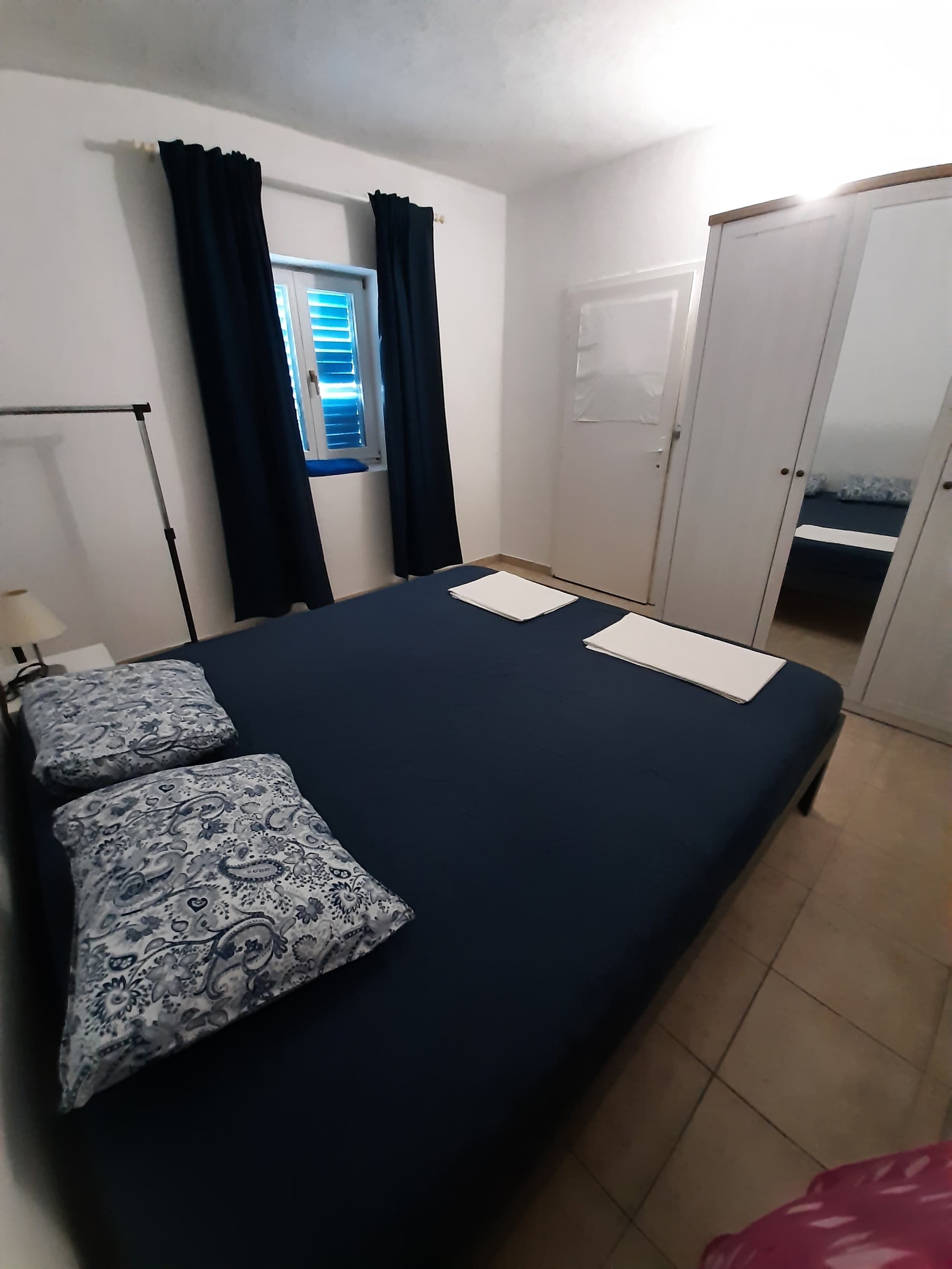 2 bedrooms, internet, bed sheets