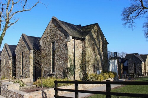 Cosy Lakeside Retreat in Mountshannon