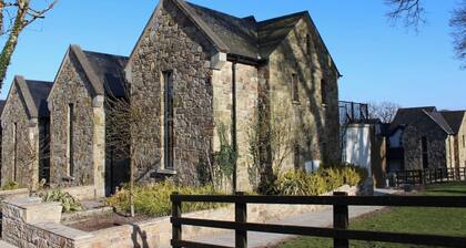 Cosy Lakeside Retreat in Mountshannon