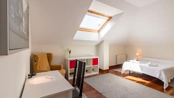 Tabla de planchar con plancha, wifi y ropa de cama