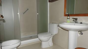Een douche, een haardroger, handdoeken