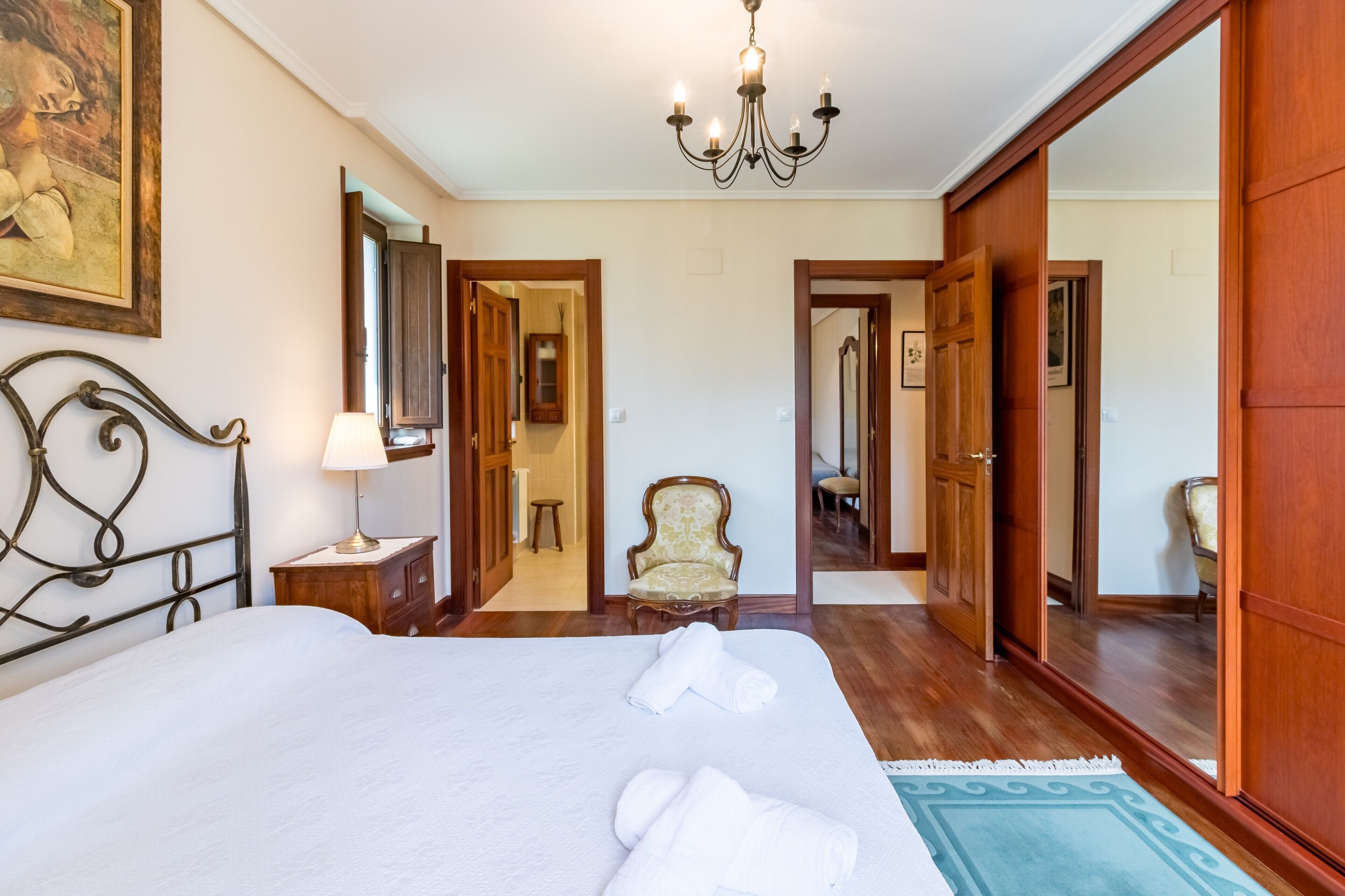 Tabla de planchar con plancha, wifi y ropa de cama 