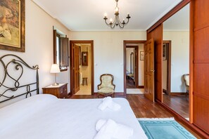 Tabla de planchar con plancha, wifi y ropa de cama 