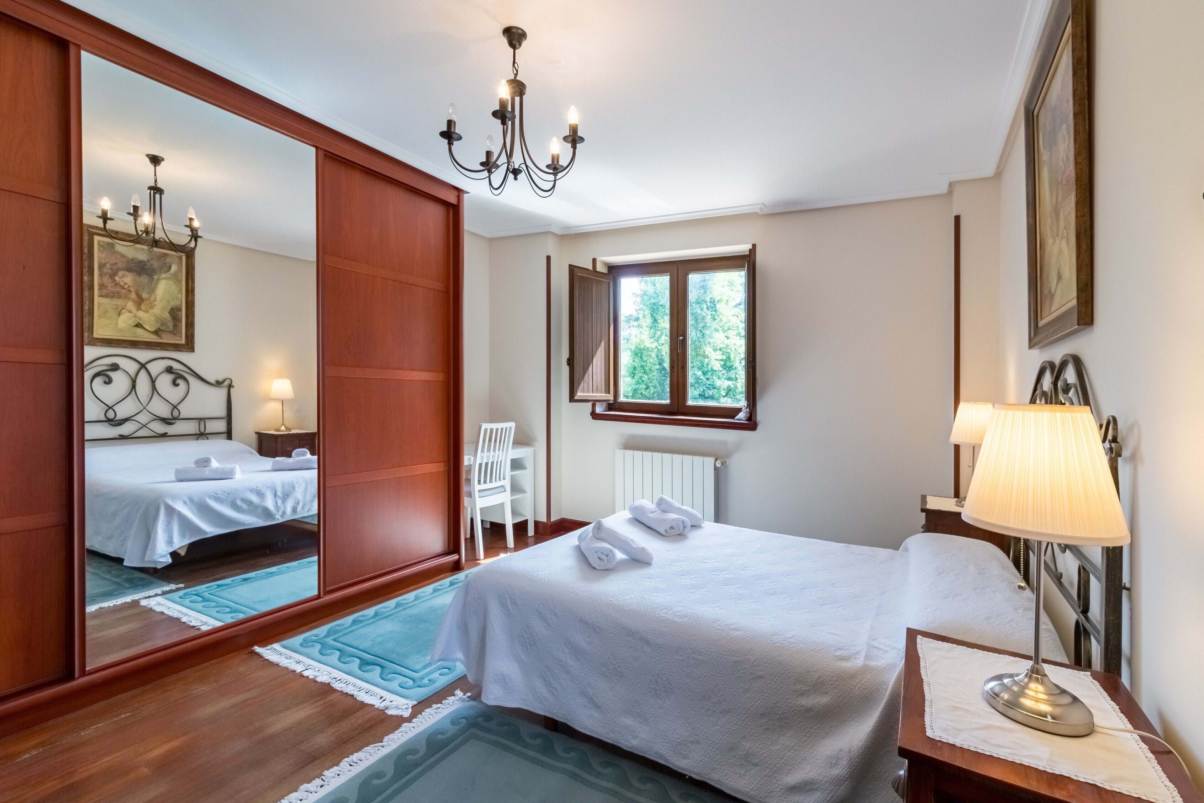 Tabla de planchar con plancha, wifi y ropa de cama 