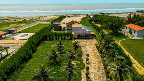 A coastal property with a swimming pool, solar panels, and a view of the ocean. - Casa P na Areia com Piscina a em Lu s Correia (Luis Correia)