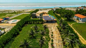 Ein Küsteneigentum mit Schwimmbad, Solaranlage und Meerblick.