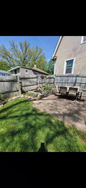 Terrace/patio - Private home near Hillsdale Hospital (Hillsdale)