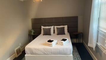 3 habitaciones, tabla de planchar con plancha, wifi y ropa de cama