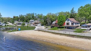 Un quartier résidentiel avec des maisons, une plage et une étendue d’eau.