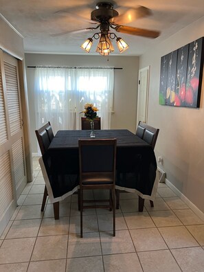 Dining - 2-bedroom house with AC in charming Ballwin (Ballwin)