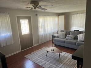 Living area - 2-bedroom house with AC in charming Ballwin (Ballwin)