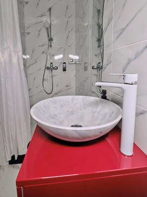 Doccia, asciugacapelli, asciugamani, sapone