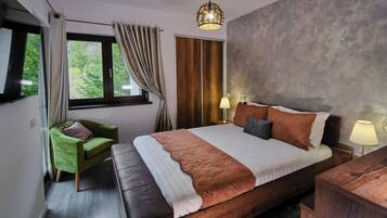 7 bedrooms, iron/ironing board, WiFi, bed sheets