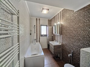 Doccia, asciugacapelli, asciugamani, sapone