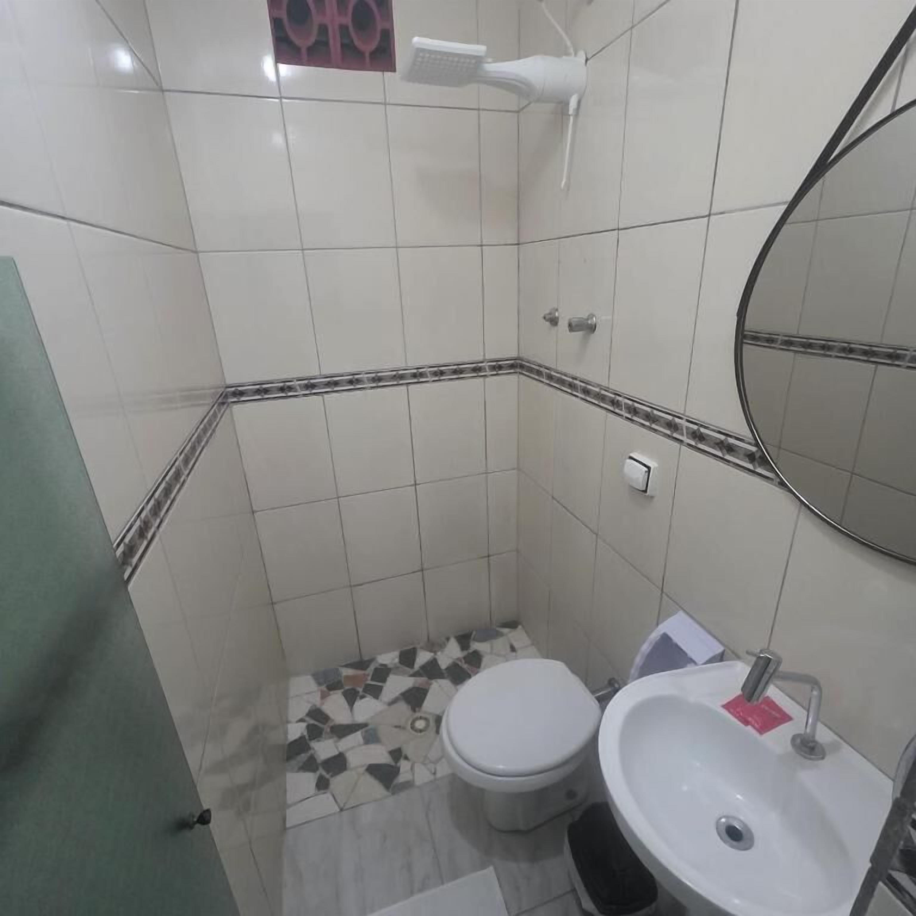 Economy Double or Twin Room | Bathroom | Free toiletries, towels, soap, shampoo