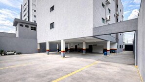 Un parking à plusieurs niveaux, doté de planchers et de piliers en béton, d’une conception architecturale simple et d’un ciel dégagé.