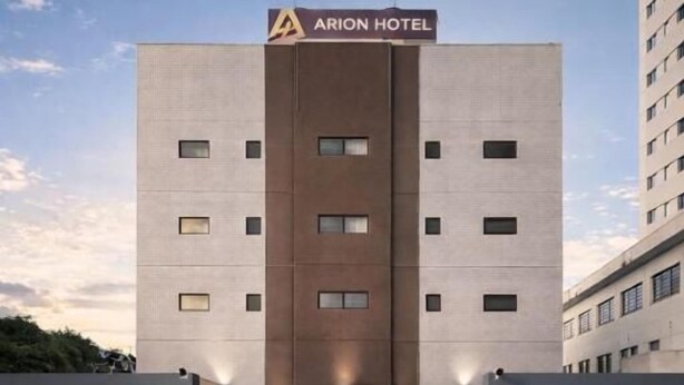 Un bâtiment d’hôtel moderne, sur lequel on peut lire l’inscription « HÔTEL ARION » en haut.