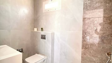 Apartamento, 2 habitaciones, fumadores, balcón | Baño