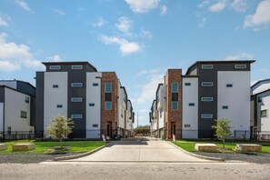 Exterior - Walk to FIFA FAN FEST! Upscale 3BR Townhome (Houston)