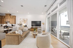 Smart TV - Walk to FIFA FAN FEST! Upscale 3BR Townhome (Houston)