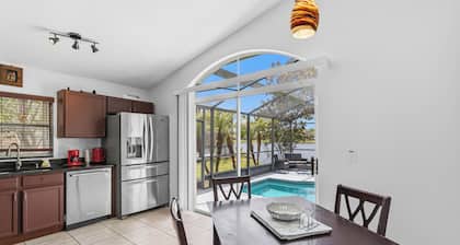 Cozy 3-bedroom Pool house in Central Kissimmee Close To Parks
