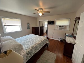 3 bedrooms, free WiFi, bed sheets, wheelchair access - Just 7 Houses to the Beach! (Brigantine)