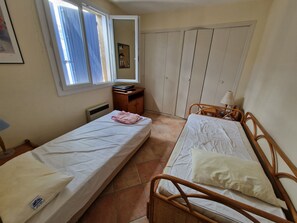 4 Schlafzimmer, Schreibtisch, Bügeleisen/Bügelbrett, kostenloses WLAN