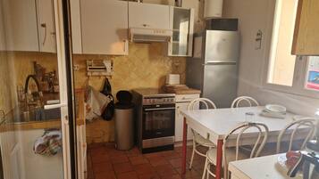 Coffee/tea maker, fridge, microwave, oven