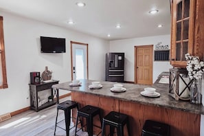 Fridge, microwave, oven, stovetop - Airbnb of Dreams - Fully Loaded Shed-Tons of Games (Dyersville)